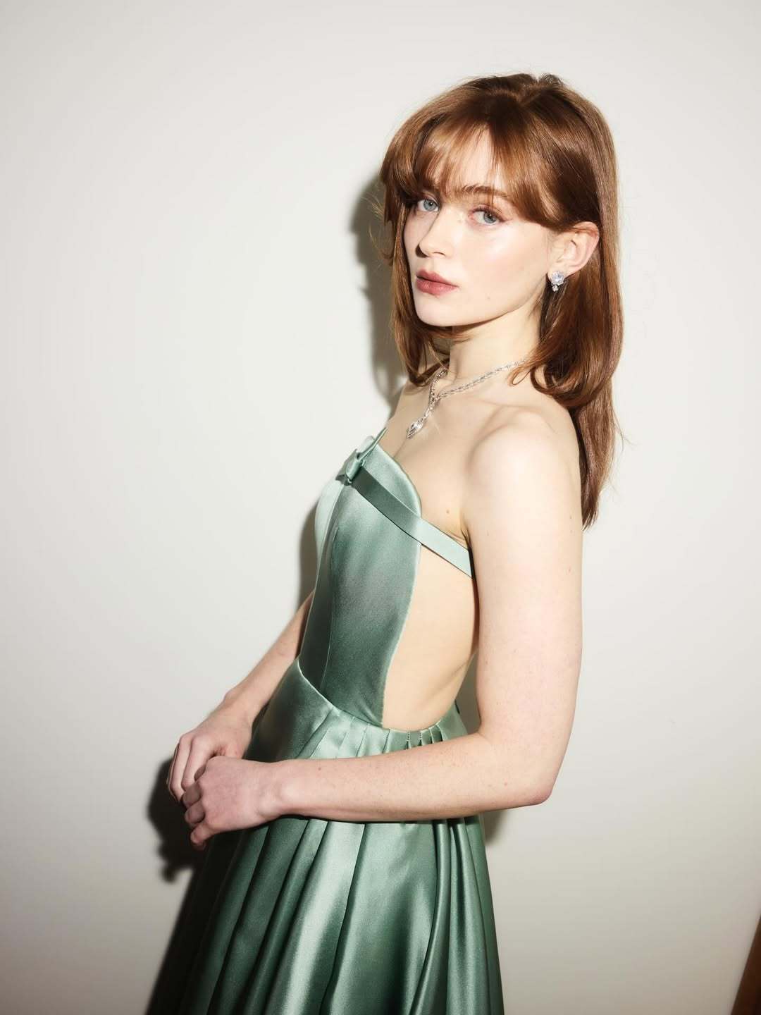 Sadie Sink 亮相英国电影学院奖造型大片Prada 特别定制，宝格丽珠宝