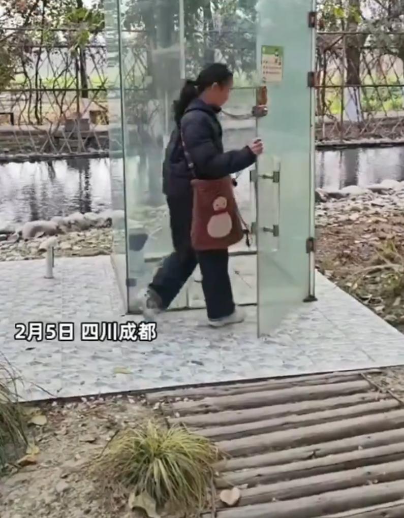 视频展示了成都一处真实的户外智能厕所，画面显示有人进入后透明玻璃逐渐变得不透明，