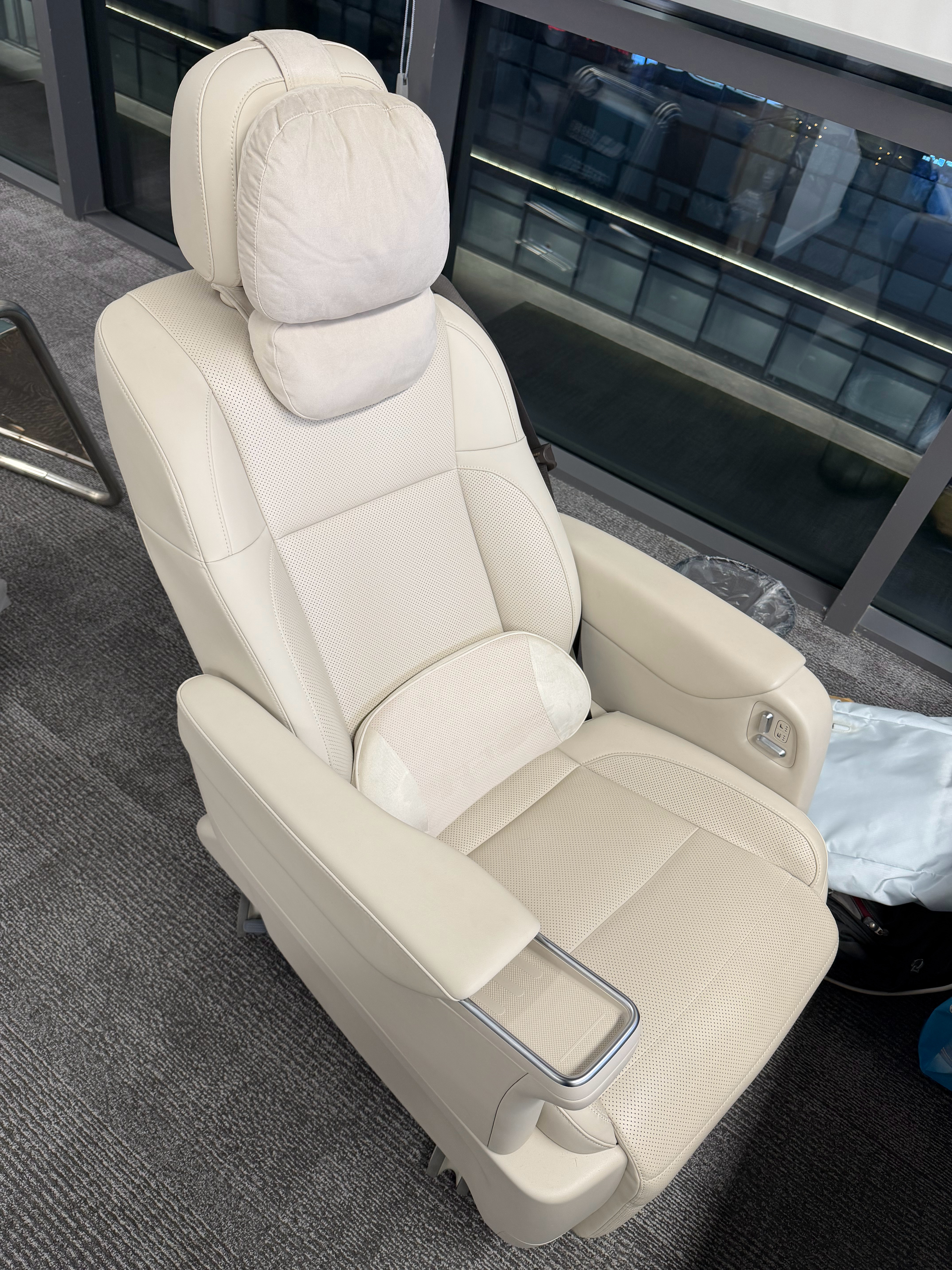 去年，我坐MEGA二排的次数屈指可数。今年MEGA升级二排旋转零重力座椅后，硬嫂