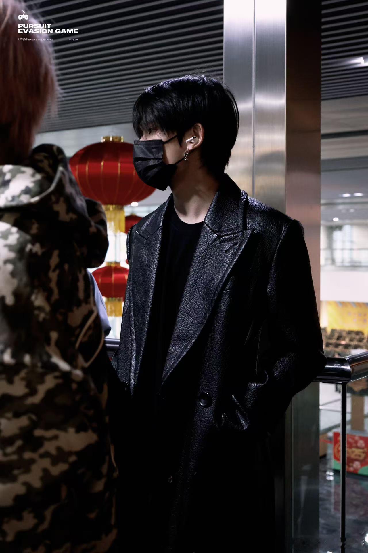 余宇涵澳门出发  余宇涵皮衣机场look  余宇涵的皮衣造型真是机场中的一道风景