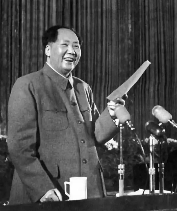 毛主席说过：“如果我们的党员队伍中出现了先为自己办事的人，忘记了老百姓，那就要毫