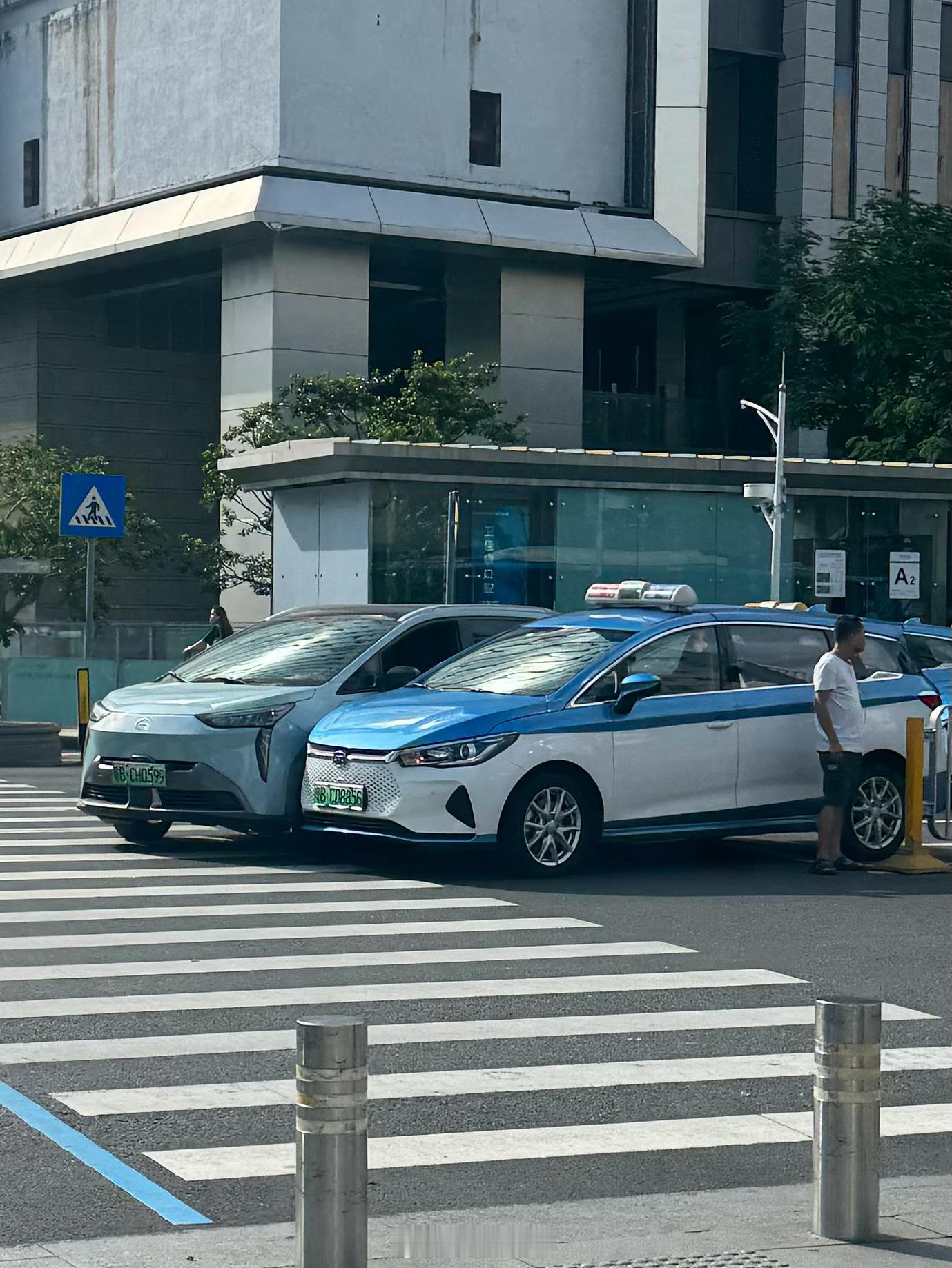 这埃安大哥直行车道掉头？这下让原本拥堵的罗湖雪上加霜了[允悲][允悲]  ​​​