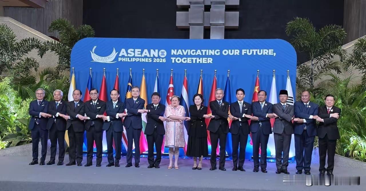 马科斯真是既要又要，他以东盟主席的身份召开东盟峰会，为了撑排面，他不仅叫来了卢比