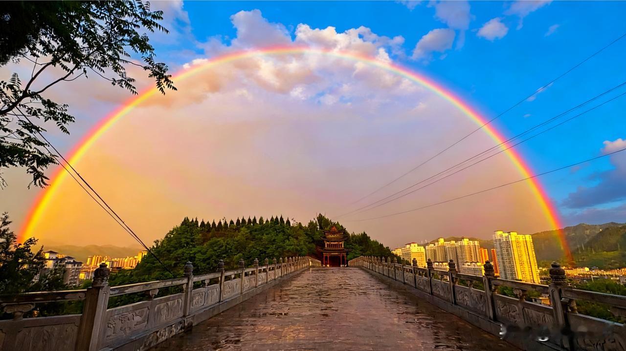雨后商洛惊现绝美双虹圆虹！一桥长虹落丹江，半城山色满霞光🌊
 
黄昏太阳雨过后