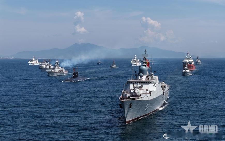 2025年9月2日越南海军在庆和省金兰湾海域进行海上阅兵，这是舰艇编队展开各种阵