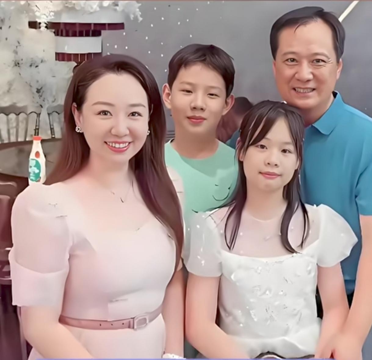 这张温馨的全家福里，是大家熟悉的“国民闺女”关凌。当年11岁的她，凭借《我爱我家