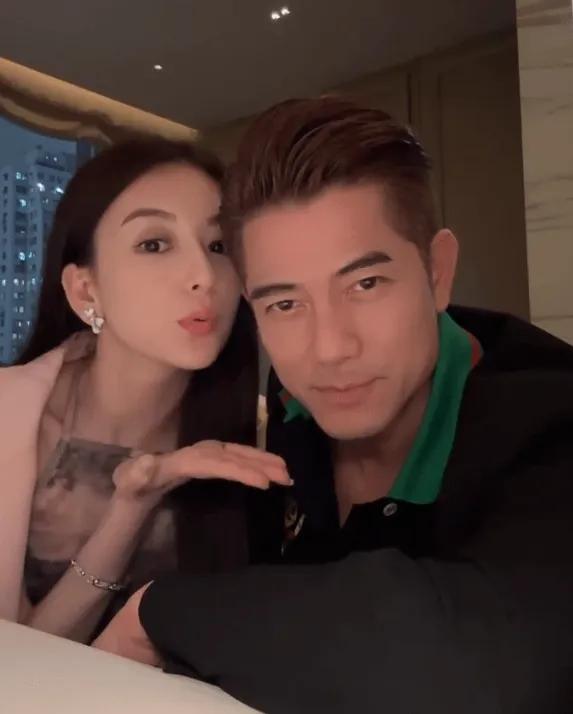郭富城太显年轻了，虽然已经57岁了，但是和小娇妻在一起，却一点违和感也没有！完全