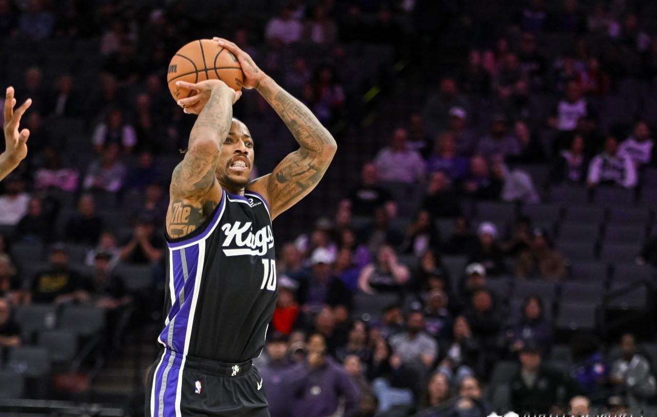 被开拓者裁掉48小时后，他投疯了。
在缺兵少将的灰熊，吕克·肯纳德扔进6记三分。