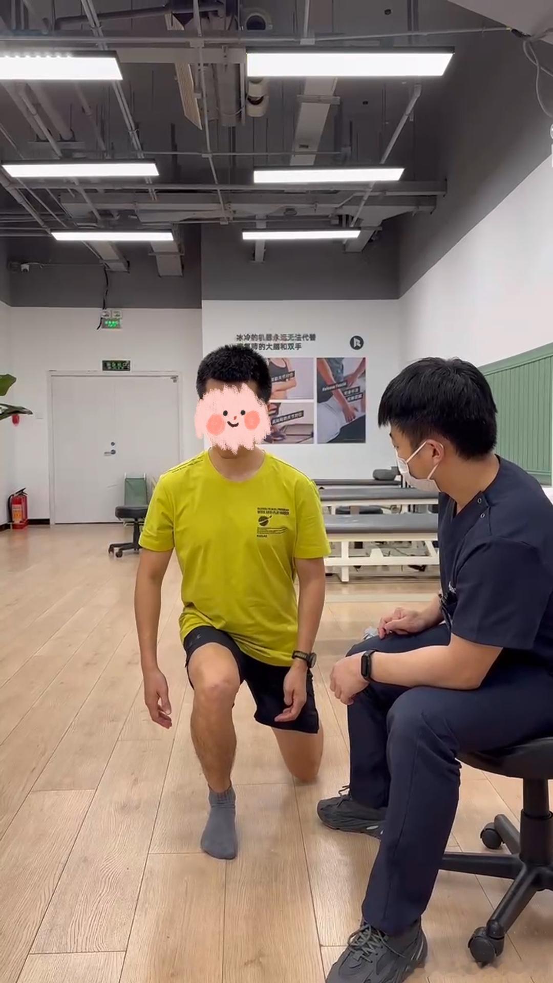 下肢力线  我们经常和大家讲力线偏移，今天来看一个特别明显的左右不对称对比。北京