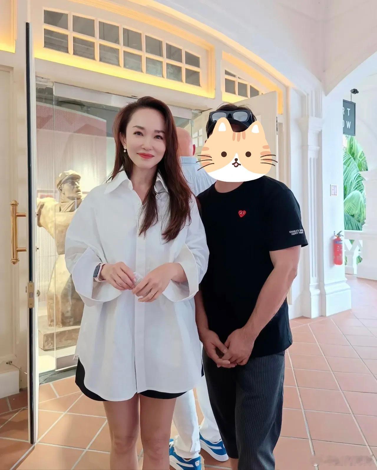 新加坡女星范文芳在画廊被偶遇，53岁的她脸很紧致，身材不胖也不瘦，状态看着像33