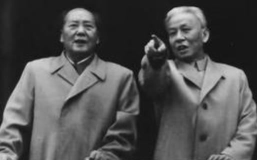 毛主席在与刘少奇交谈工作时，主动递给他一根“云烟”。然而，刘少奇却觉得这种烟太贵