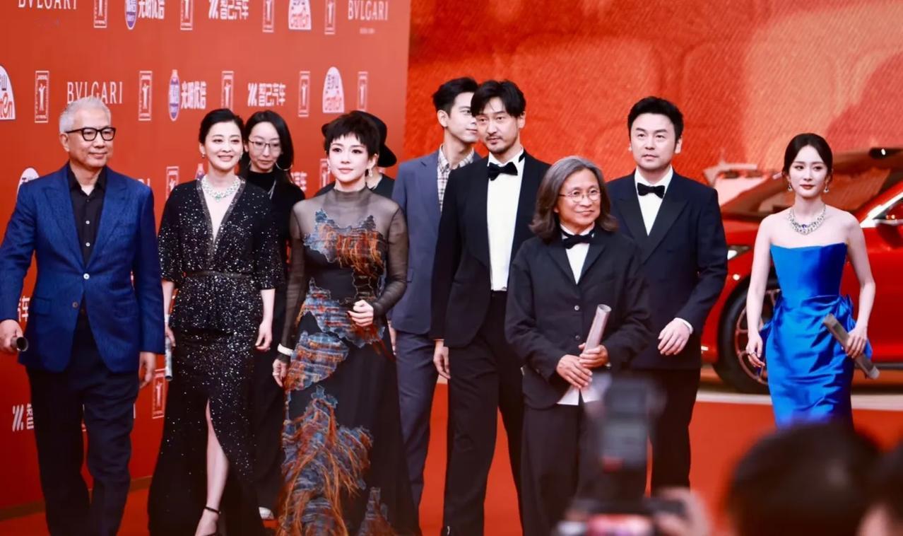 毫不意外，赵丽颖再次缺席了！

近日，在电影即将上映之际，《酱园弄》剧组全员出来