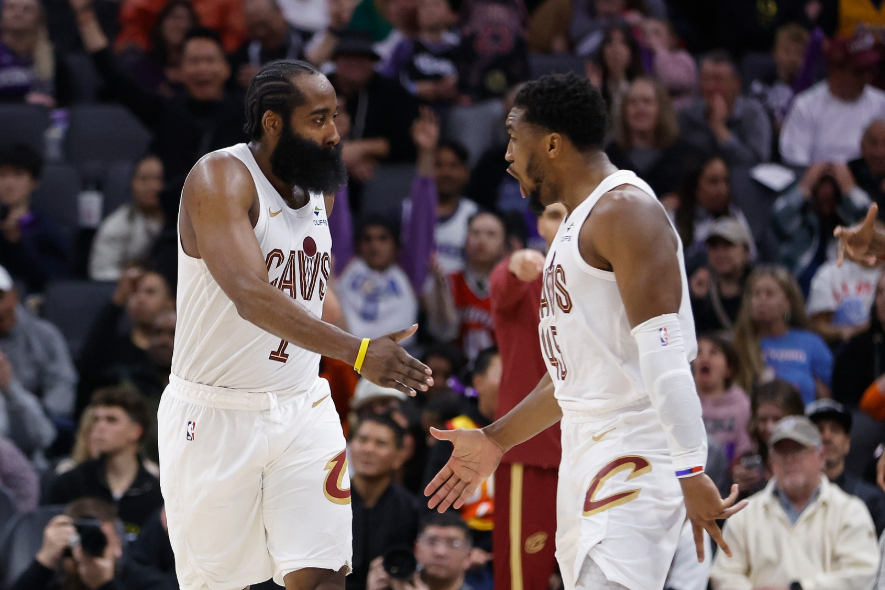 NBA常规赛，掘金在主场遭遇绝杀以117-119不敌骑士，被对手赛季双杀。在输掉