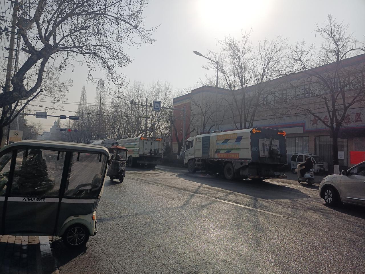 春节将至，三台环卫车同行各司其职清扫道路，致敬道路美容师——环卫工人！（图片来源