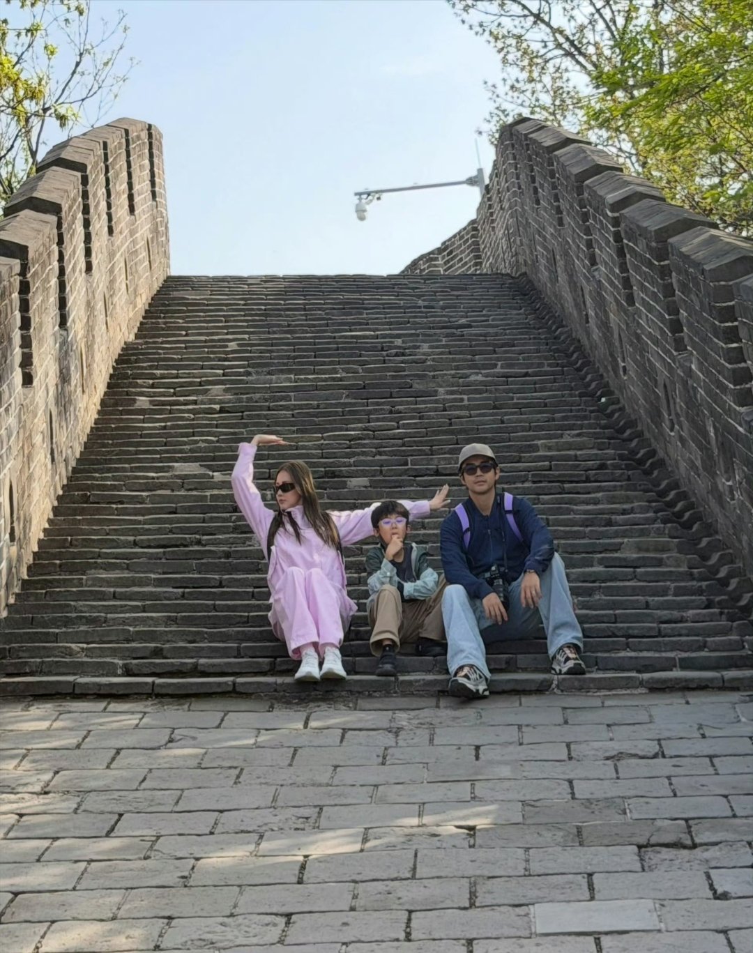 弦子李茂儿子正面照 弦子与李茂在40岁生日当天，公开了儿子暖暖的正面照。照片里的