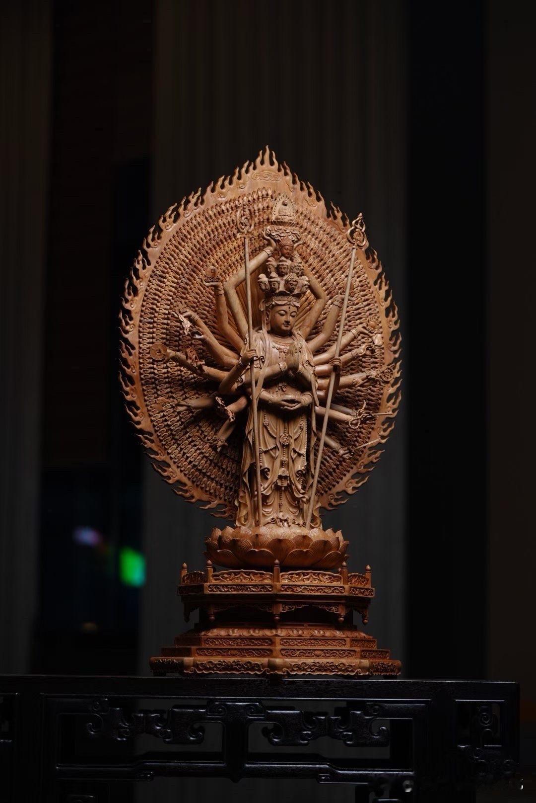 千手繁华，静见慈容。

老山檀香雕千手观音，面容温润，眉目低垂，神态宁静端庄。千