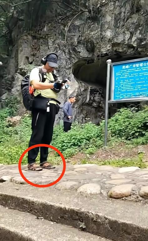 看到一个广西河池的博主说爬山的时候看到一个形迹可疑的人，这个人说是从桂林徒步过来