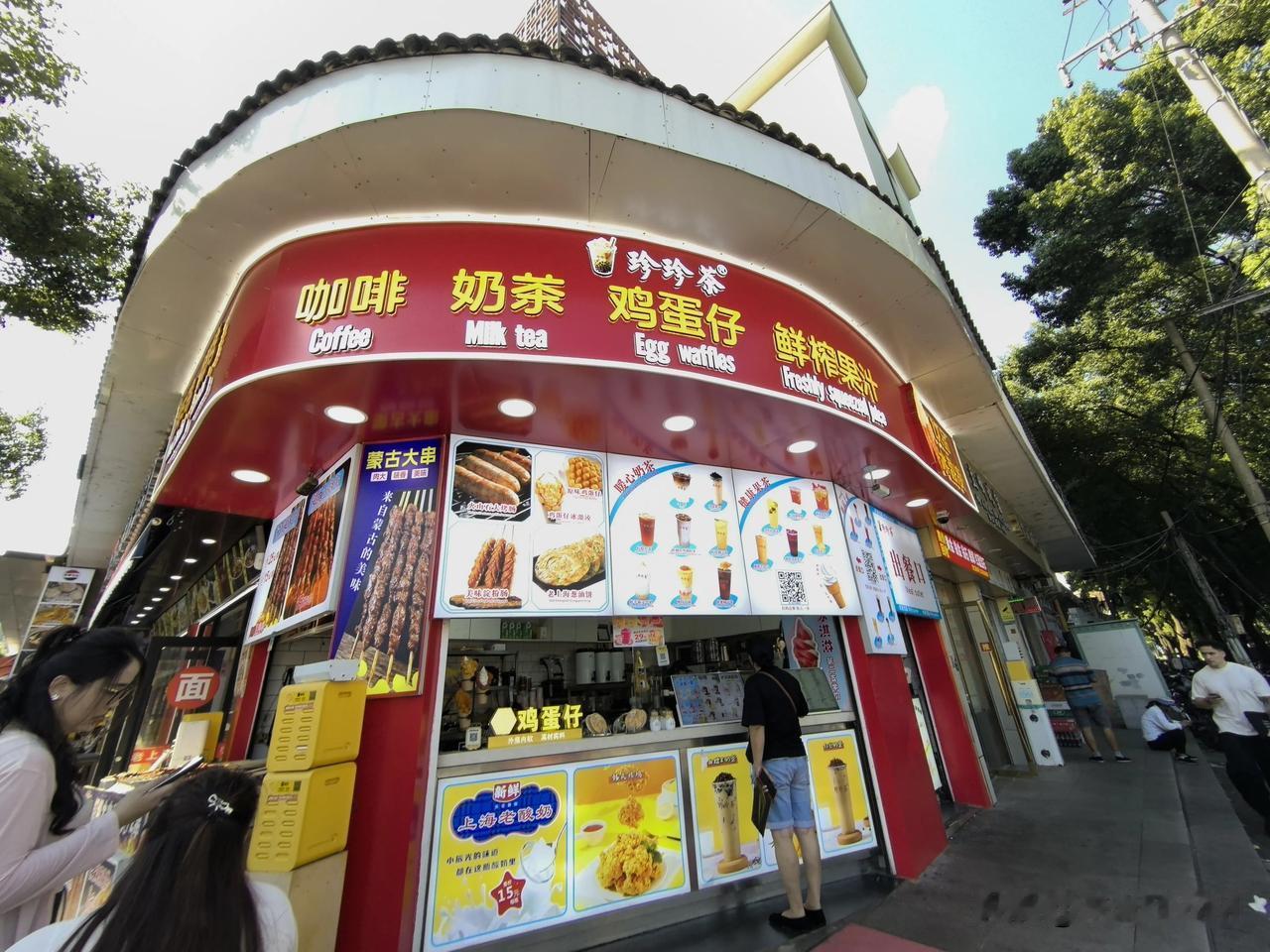 老外一踏进这里，脚步不自觉加快，被街边的小商品和小吃勾住了目光，导游在后面不停喊