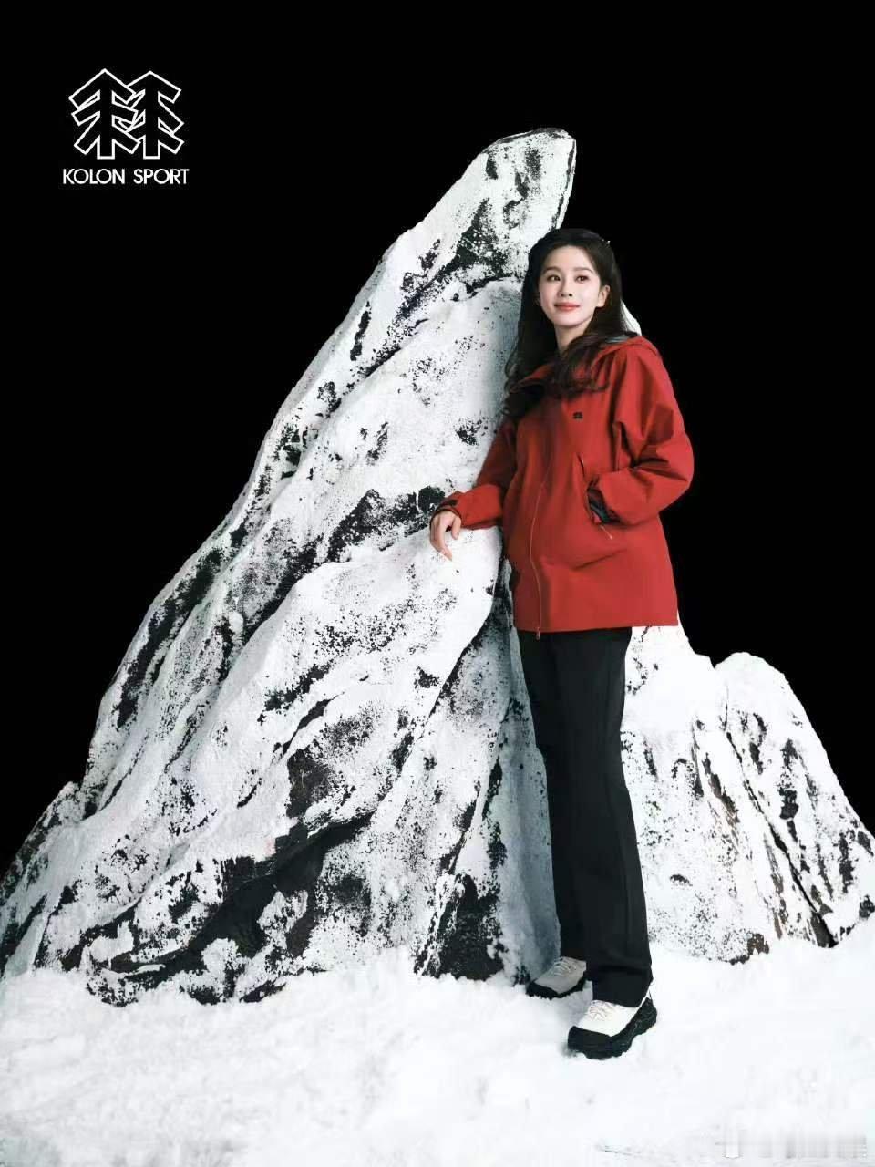 刘诗诗红色冲锋衣刘诗诗穿行山野刘诗诗红色冲锋衣，穿行山野，