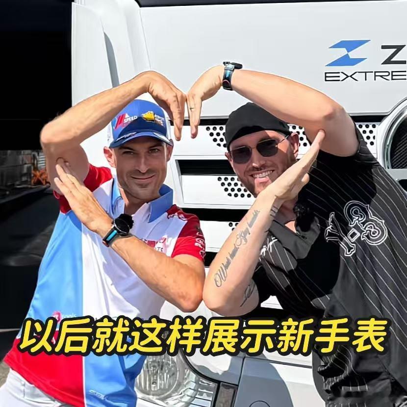 张雪机车英国站第二回合看赛车不只是为了见证夺冠瞬间，德比斯执着追分的模样格外动人