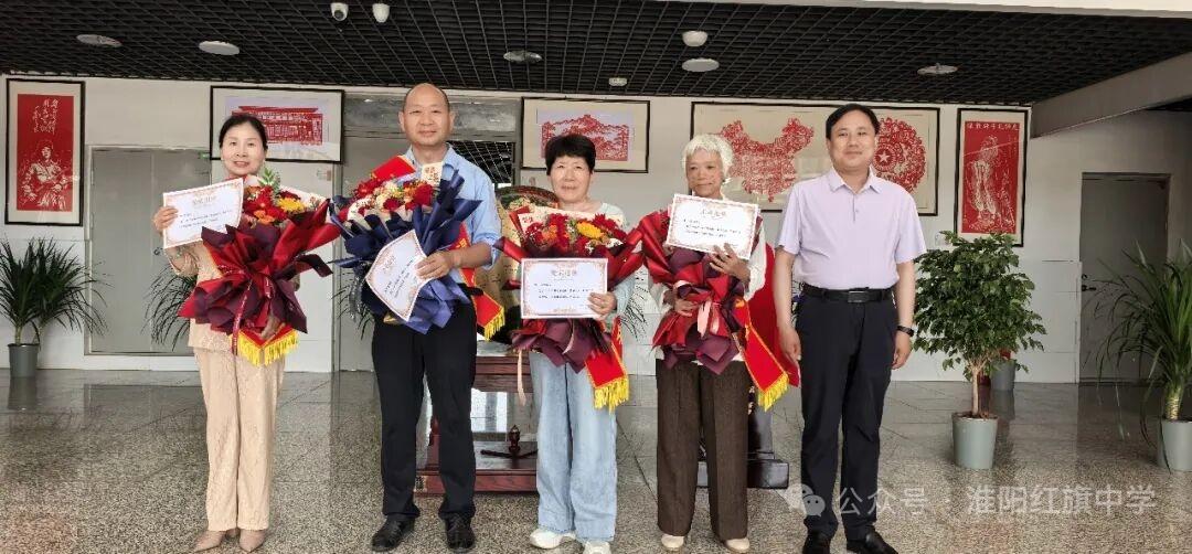 河南省淮阳红旗中学，5月12日举行教师荣休仪式，校长黄文辉致辞。老教师们带着虔诚
