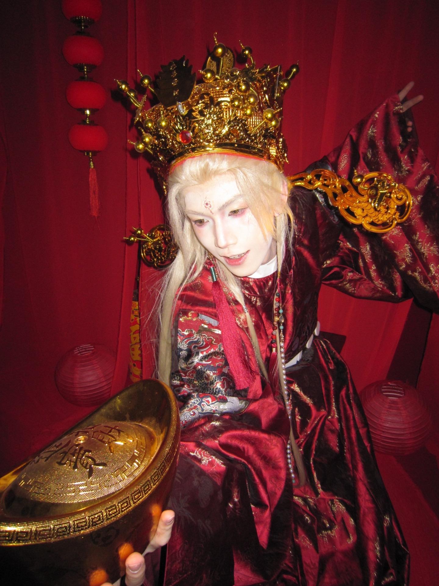 “爱上我，我不信你两手空空”