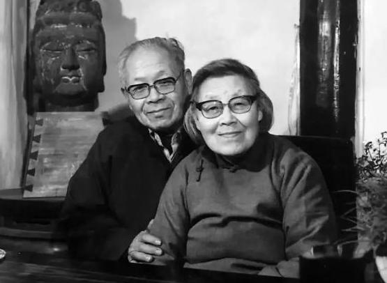 1945年，王世襄和袁荃猷结婚。婚后，王世襄发现妻子除了会剥蒜，其他家务活一概不