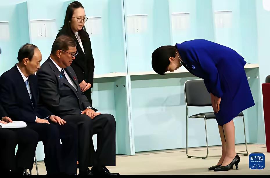 早苗：我错了！
 
石破：你没错，你就是胆子太大了！
 
早苗：我真的错了！
 