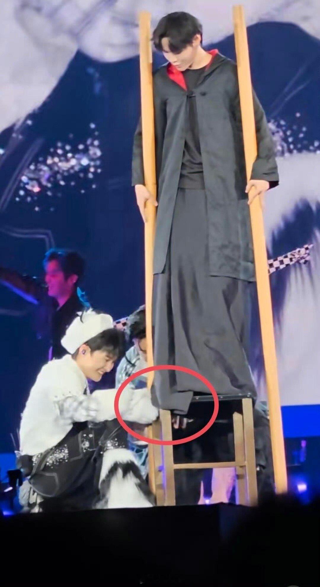 周深 寝室来了个东北人 看周深变魔术，你就别期待什么奇迹了，重点全在过程有多好笑