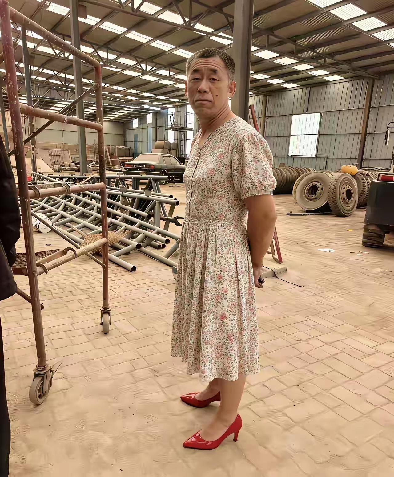 不知道这是大哥还是大姐，说他是大哥吧，还穿的裙子，还穿的红皮鞋，说他是大姐，也没