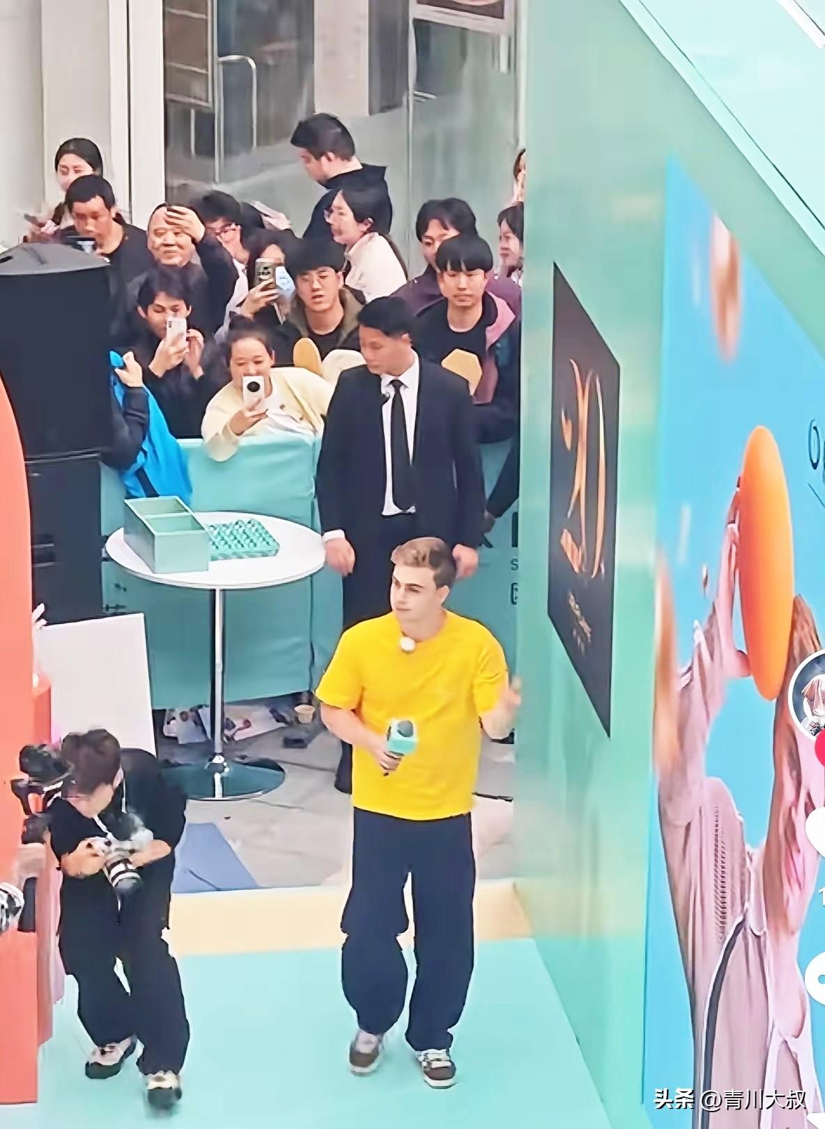 莫雷加德感动坏了，没想到自己是重庆，不但有这么高的人气，还实现了水果自由！

活