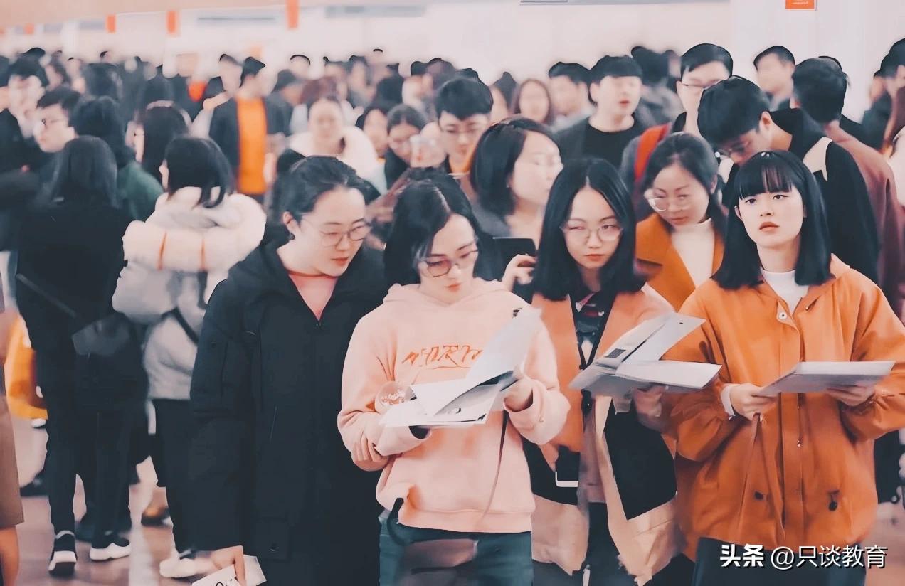 明知大学不包就业却仍选择就读，毕业后又反过来怪罪学校，这合理吗？

近期，网上频