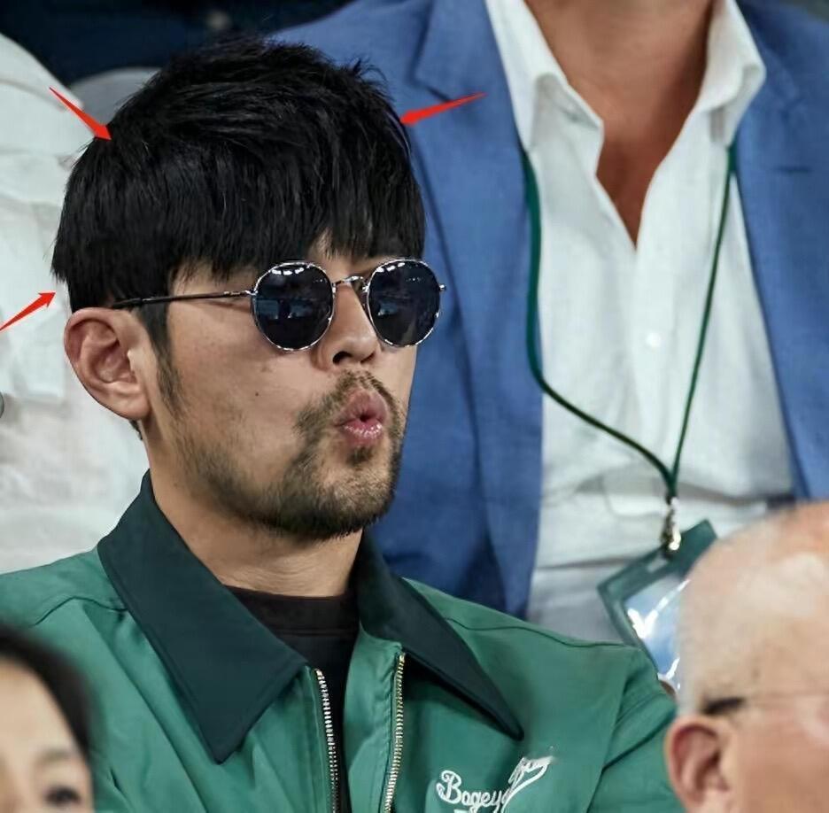 都说杰伦是戴的假发，我看这鬓角毛发挺旺盛的呀…