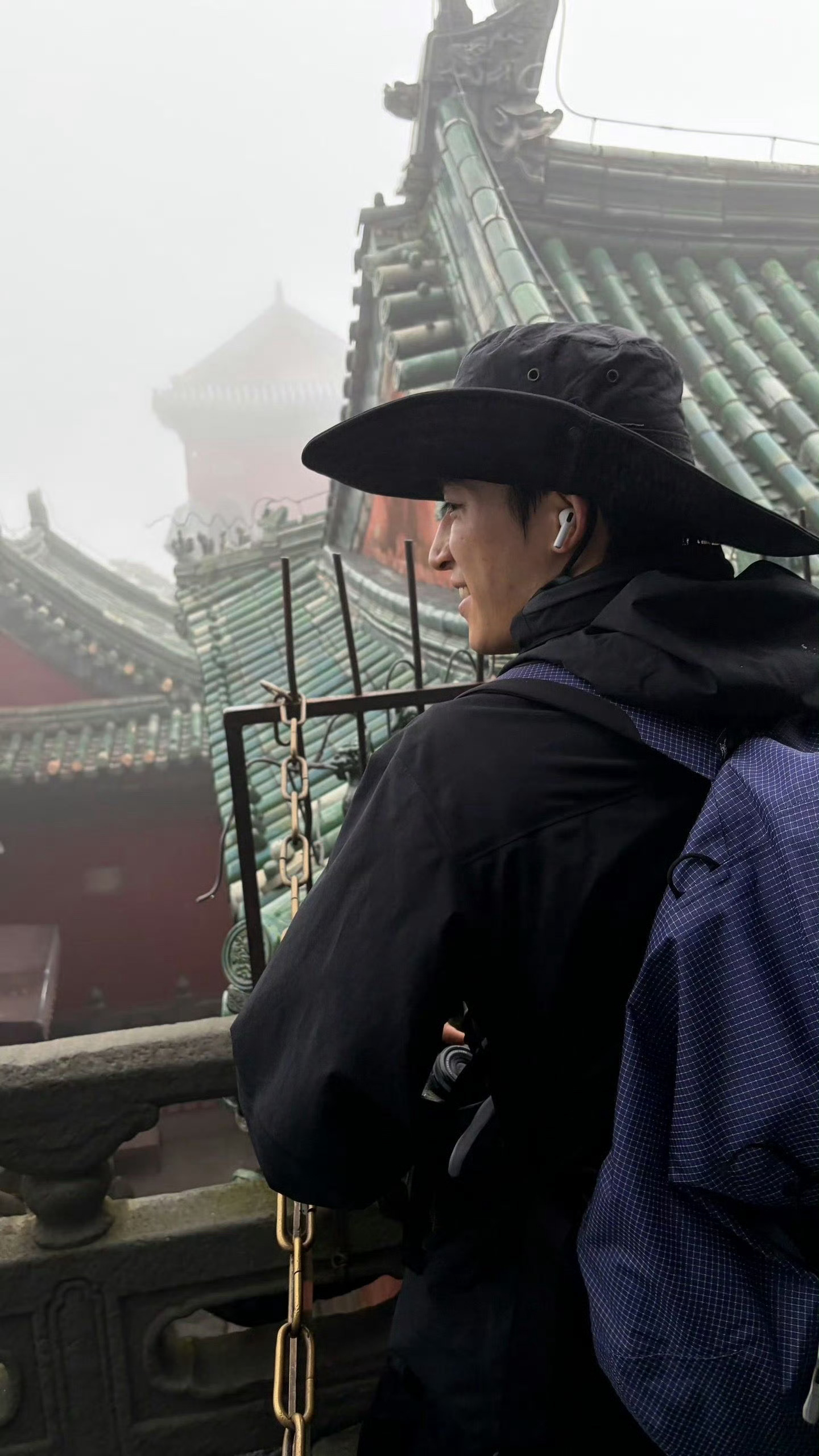武当山偶遇王星越 王星越又去爬山了~还被人要微信了哈哈哈哈哈哈 长这么帅很难不被
