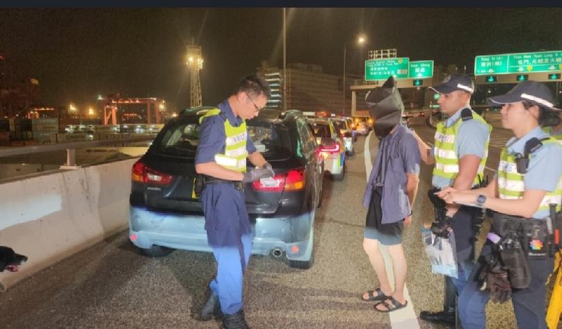 世界杯决赛举行前夕，香港警方在葵涌截获一辆怀疑「毒品快餐车」。新界南总区警员今日