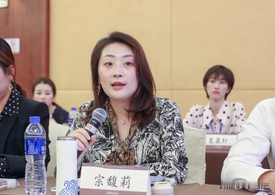 宗馥莉又担任宏胜饮料集团法定代表人啦，这法定代表人之位两个月内换了三任，跟坐过山
