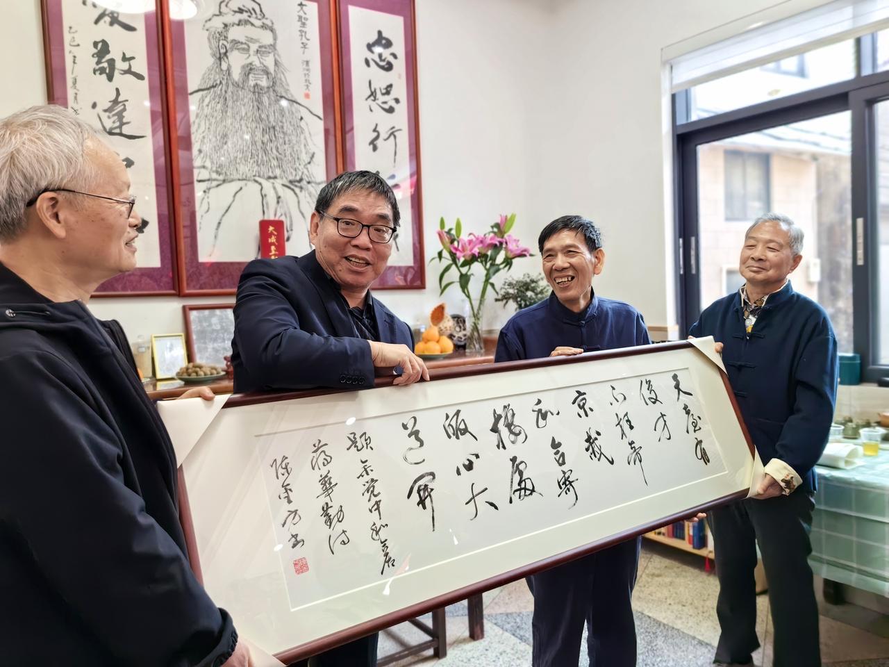 五绝·题余觉中和合居
天台有俊才，
不枉京园栽。
和合寄栖处，
皈心大道开。