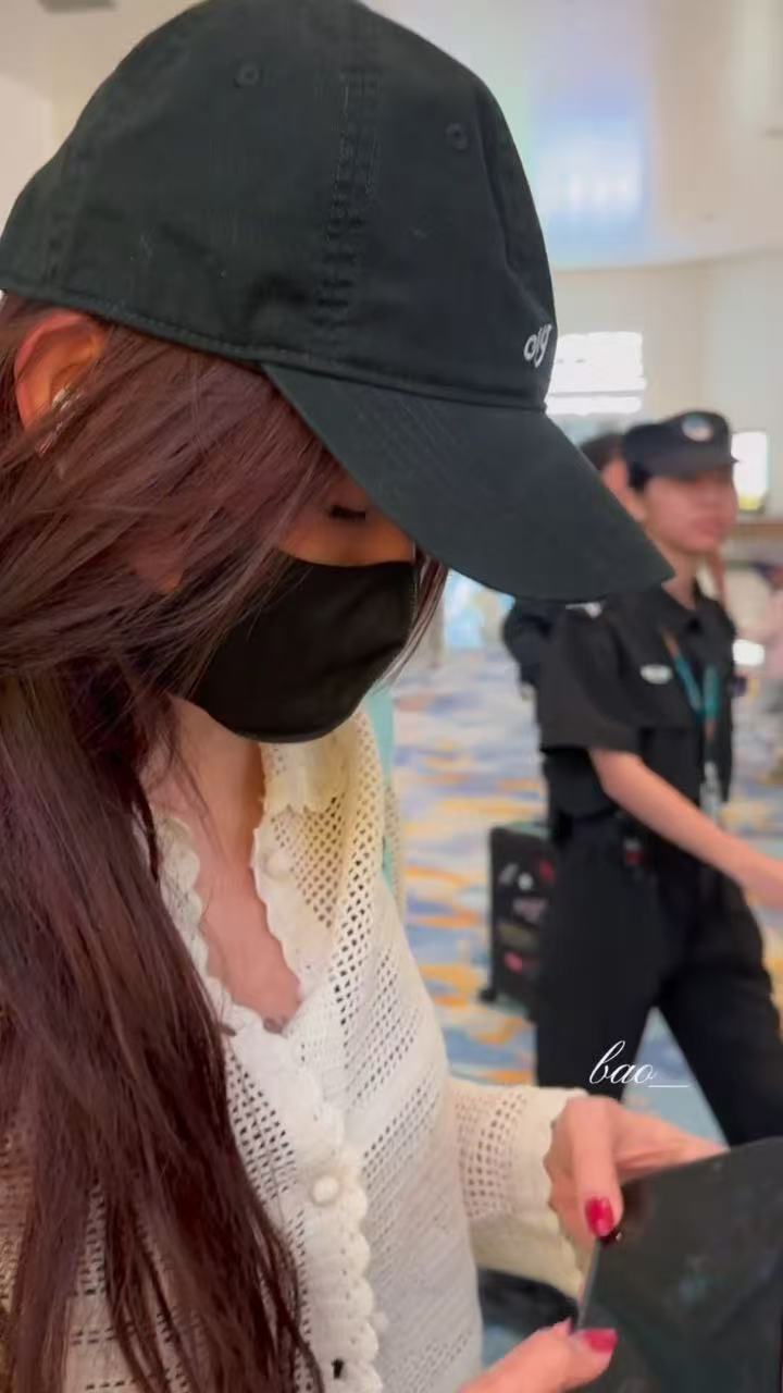 程潇机场边走路边打游戏程潇在机场赶路也放不下王者，边走边认真操作游戏，北京第一野