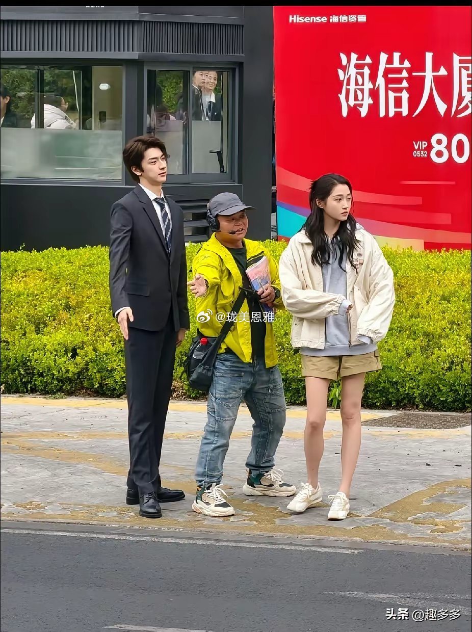 我滴个天呐！大银幕里看着她那么一大大只万万没想到！现实中身材这么好！ 