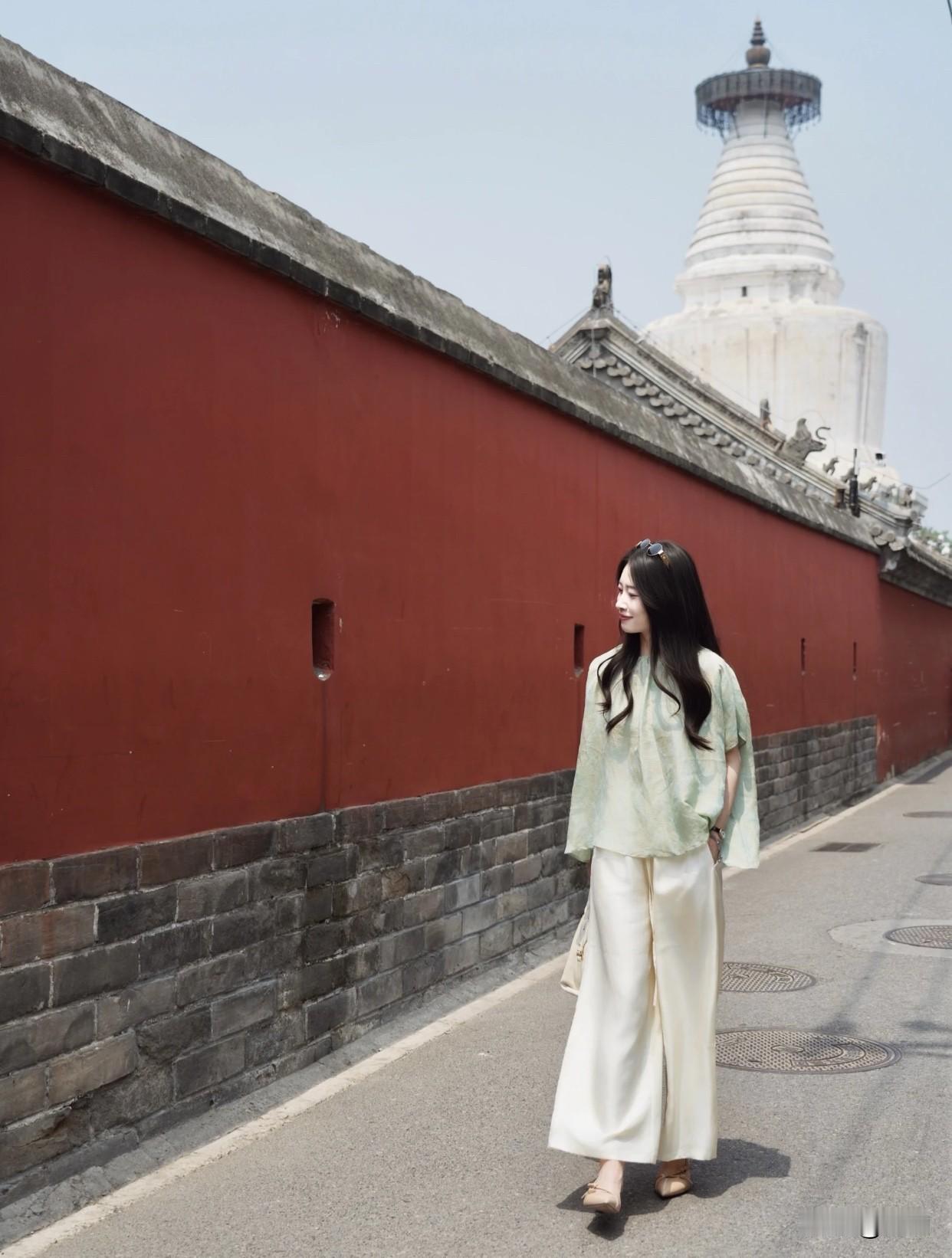 女人最耐看的长相是什么样的耐看的女人往往有这些特点。眉眼温润且待人宽厚，比如小区