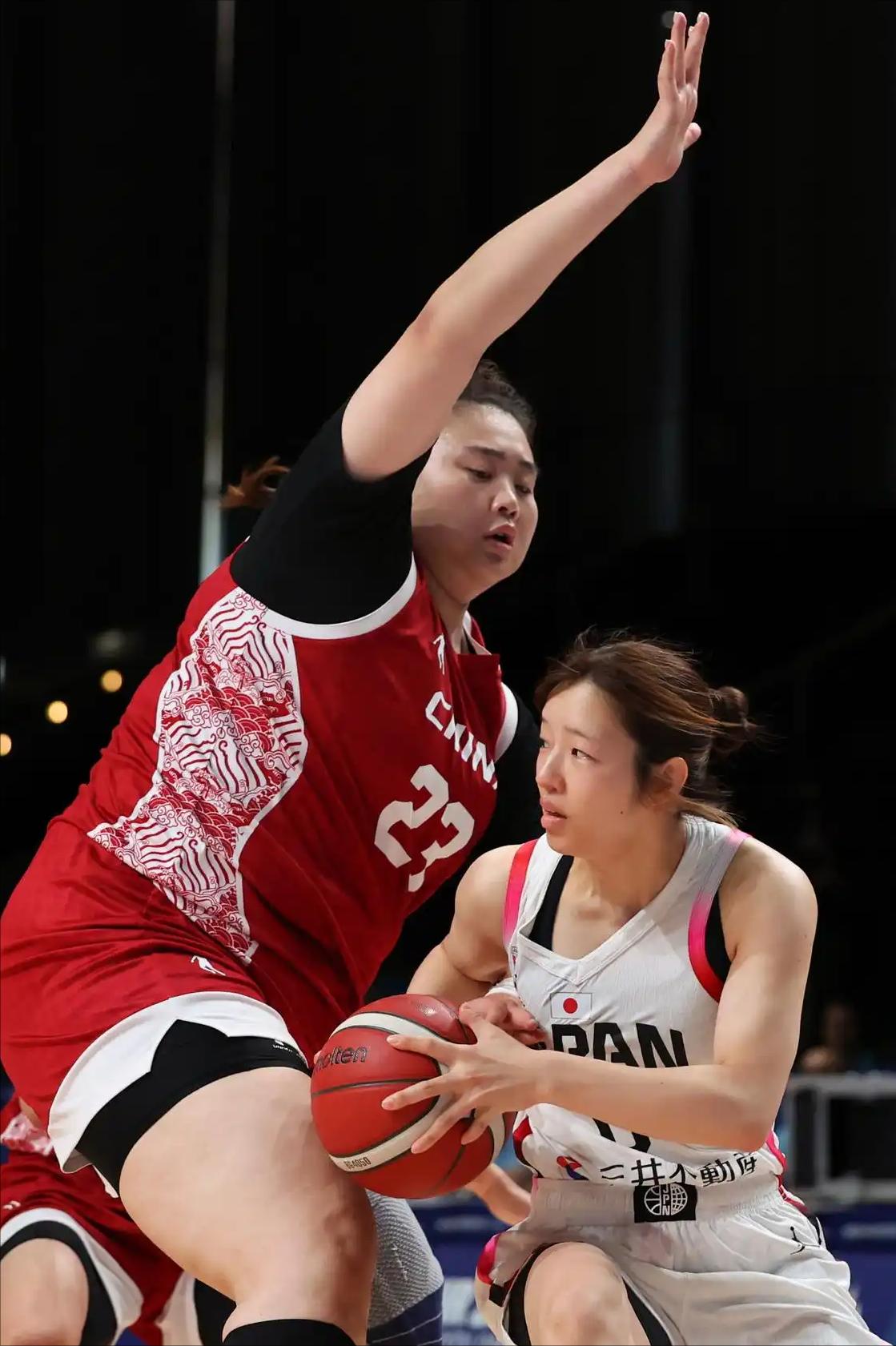 女篮成功复仇！中国大运女篮75-70力克日本队挺进四强，大宝贝刘禹彤22+12制