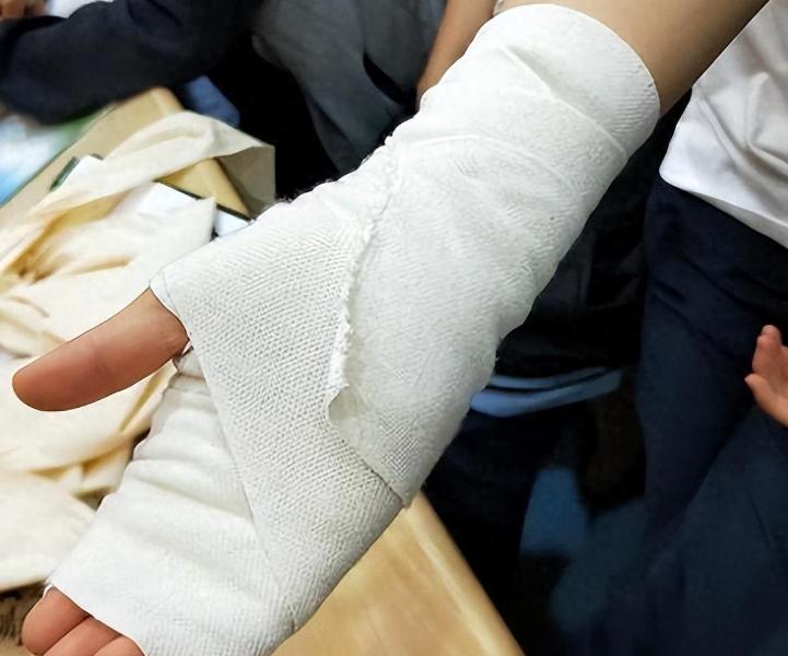 “医德何在？”湖北，一男子划伤手指，到医院缝了8针，手术费要收1830元，男子只