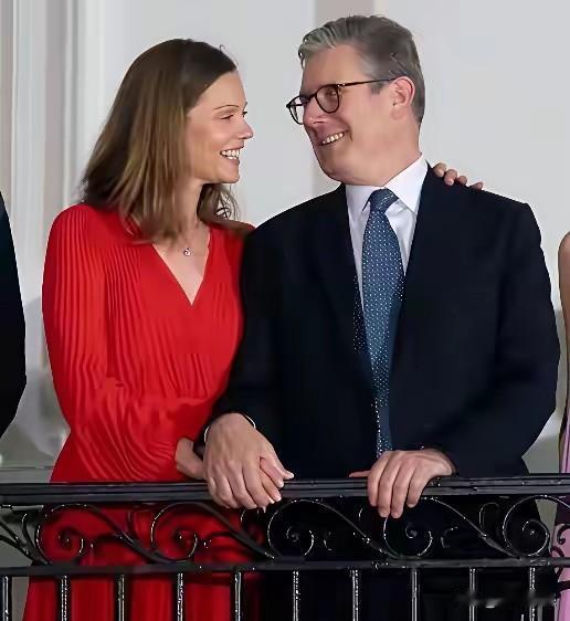 英国首相和他的妻子有夫妻相，感觉两个人的感情特别的好，两人在一起时，脸上的表情不