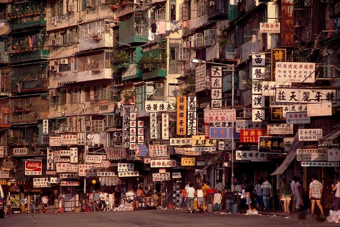 香港九龙寨城内景，1987年，摄影：Greg Girard。寨城面积0.026平