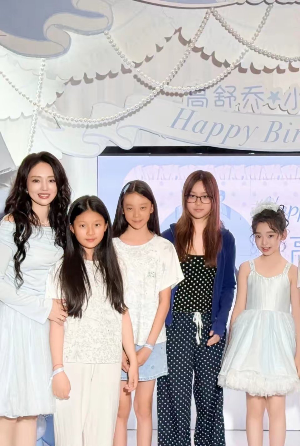 小酒窝过生日，李小璐作为董璇好友之一带着甜馨一同参加生日宴会，仔细看合照甜馨个子