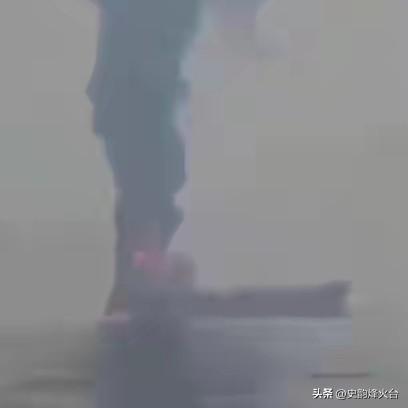 就在刚刚，霍尔木兹海峡传来了震撼全球的消息。

当地时间3月1日，霍尔木兹海峡传