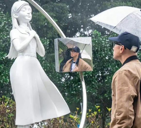 具俊晔的萝莉审美？一个56岁的老男人将自己的中年妻子塑造成未成年模式，一脸深情的