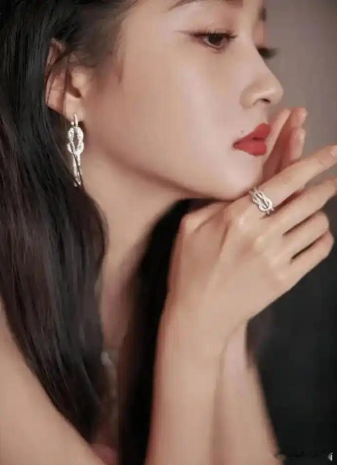 关晓彤这样的穿搭，简直是仙女下凡 