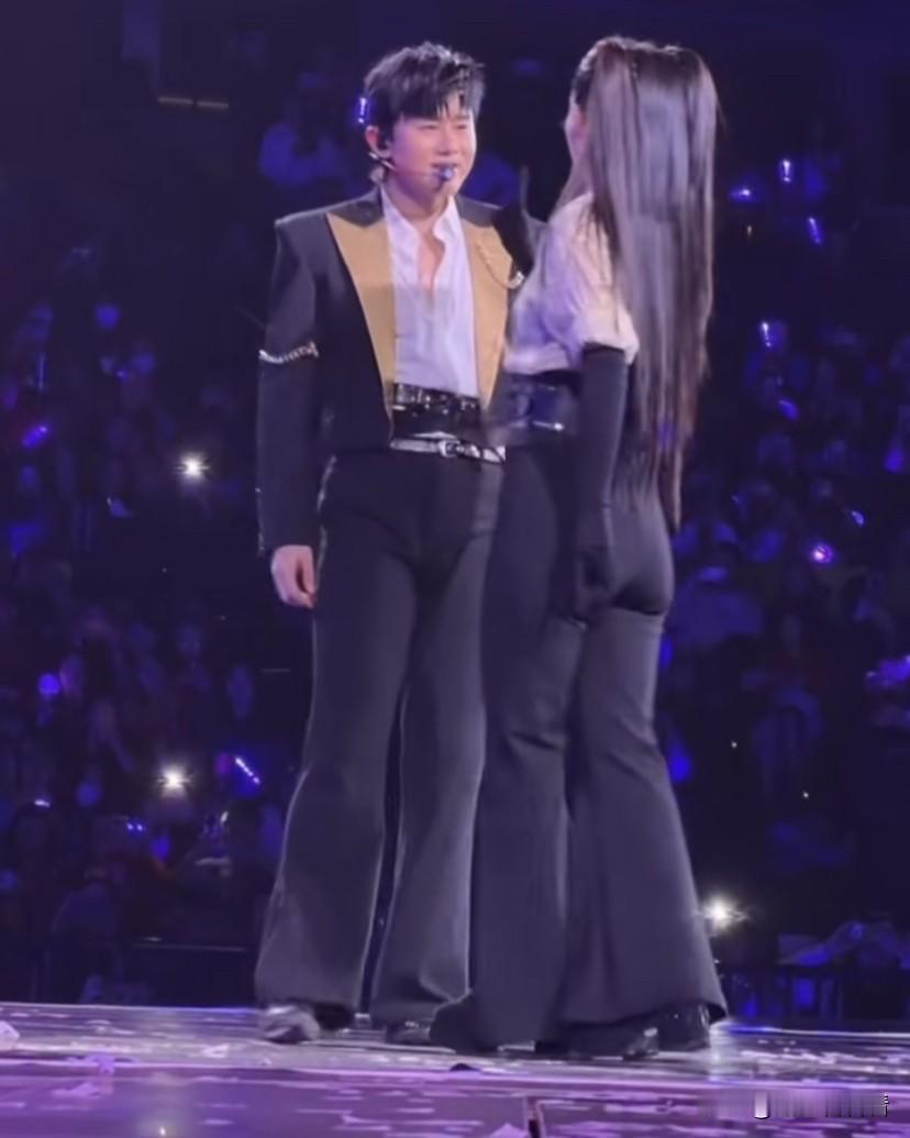 真没想到张杰谢娜一起同台唱跳，张杰伴舞女主居然是自己的老婆，谢娜也不负所望，跳的