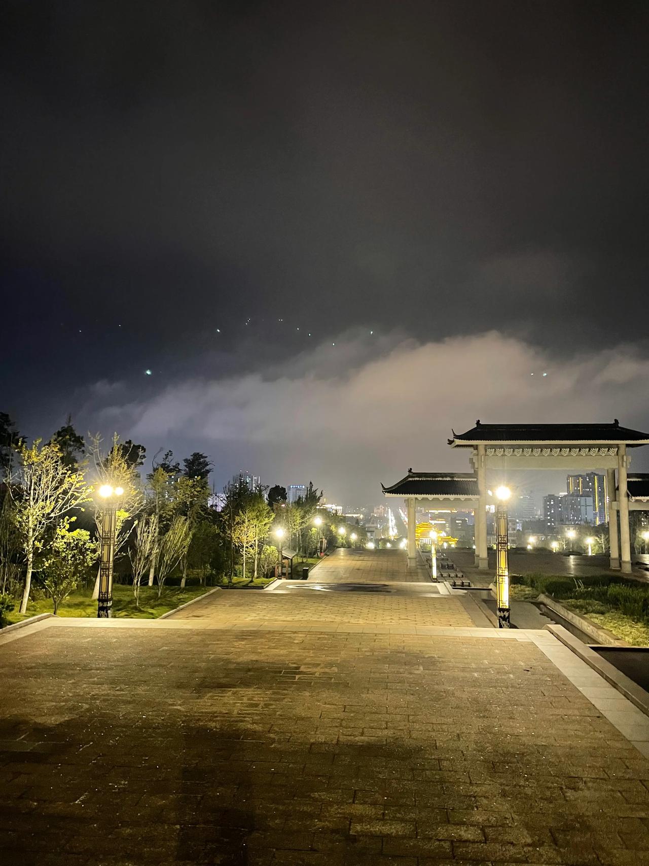 #记录秋日精彩瞬间#
最近天天下雨，今晚好不容易雨停了，散步随拍师宗县文笔公园。